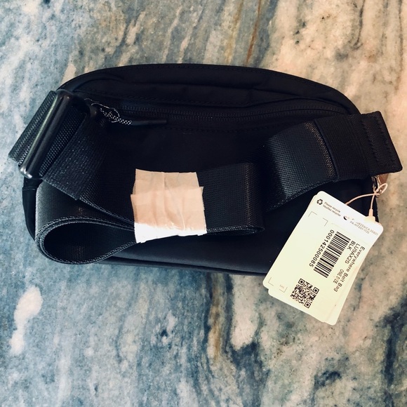 Lululemon Everywhere Belt Bag in Black - Picture 2 of 8